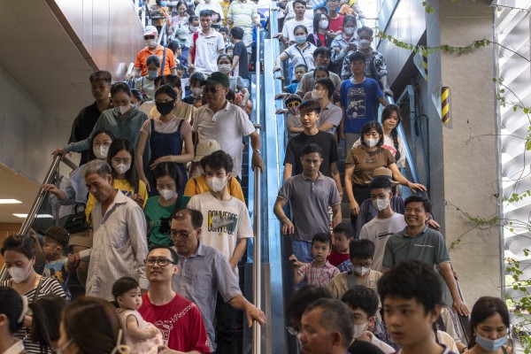 ‘Biển’ người trải nghiệm metro Nhổn - ga Hà Nội ngày cuối tuần