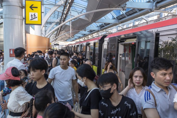 ‘Biển’ người trải nghiệm metro Nhổn - ga Hà Nội ngày cuối tuần