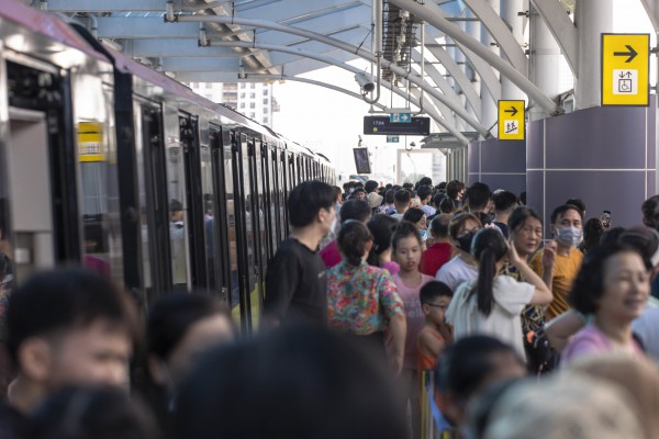 ‘Biển’ người trải nghiệm metro Nhổn - ga Hà Nội ngày cuối tuần