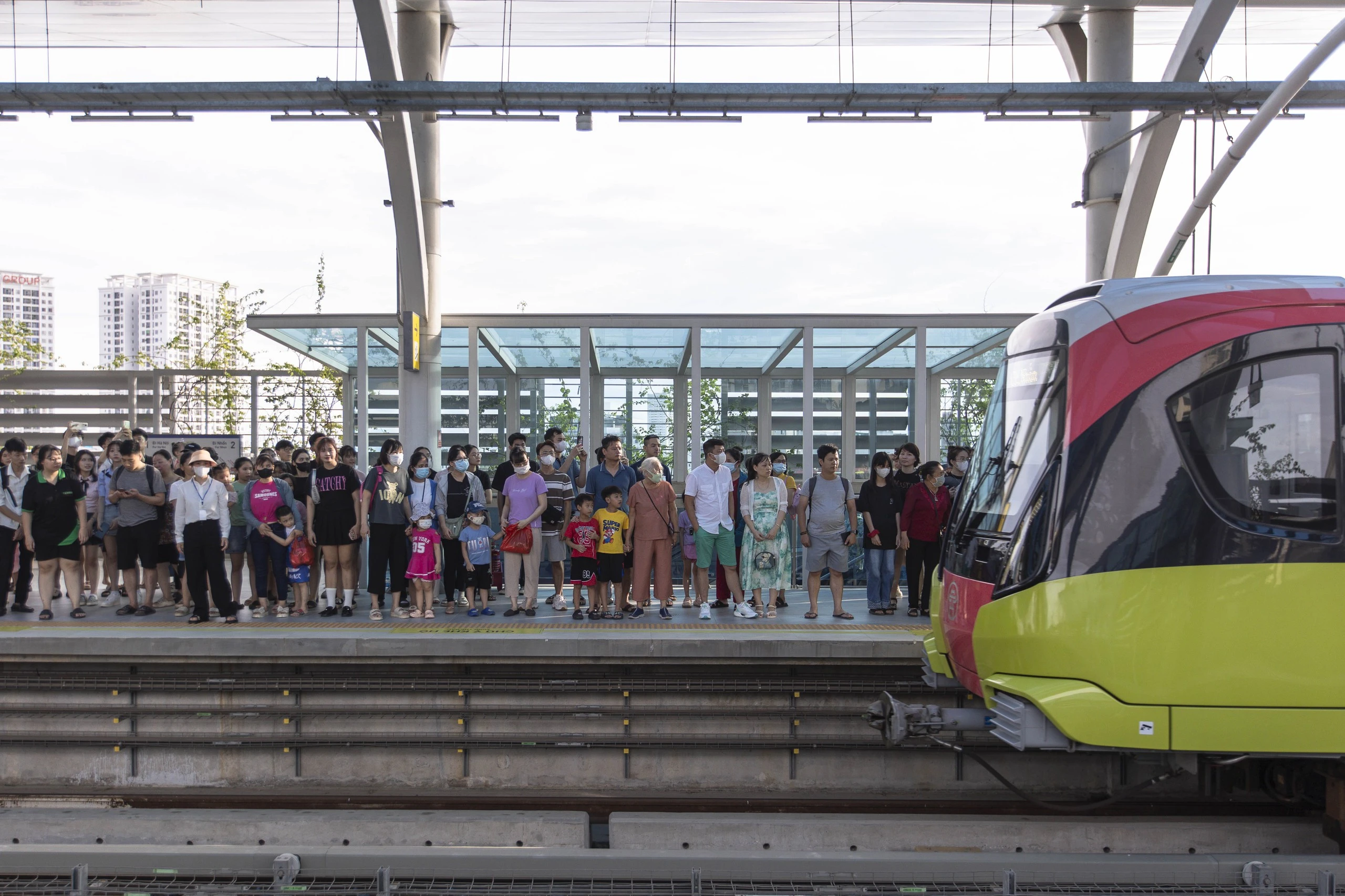 ‘Biển’ người trải nghiệm metro Nhổn - ga Hà Nội ngày cuối tuần