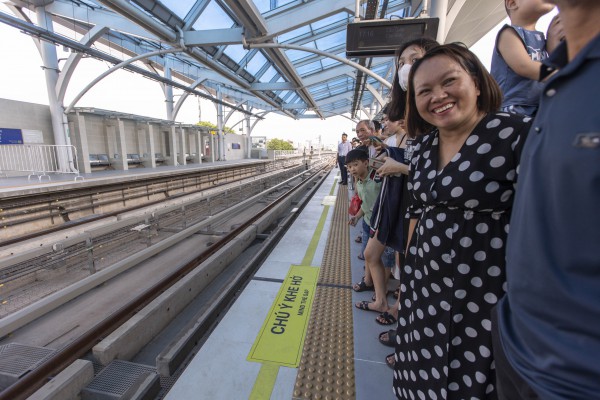 ‘Biển’ người trải nghiệm metro Nhổn - ga Hà Nội ngày cuối tuần