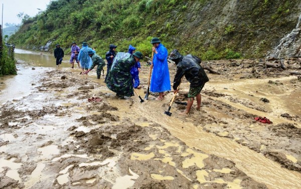 Biên phòng Quảng Nam lội bùn, dầm mưa giúp dân khắc phục thiệt hại sau bão Noru
