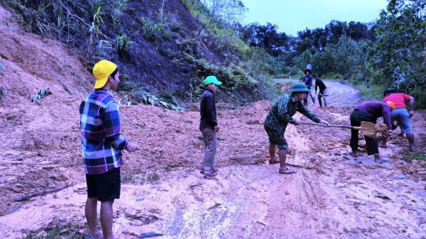Biên phòng Quảng Nam lội bùn, dầm mưa giúp dân khắc phục thiệt hại sau bão Noru