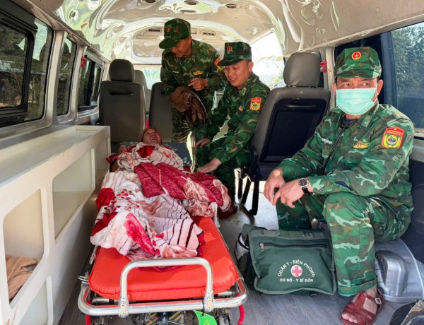 Biên phòng Đà Nẵng xuyên biên giới cứu sản phụ người Lào sinh khó