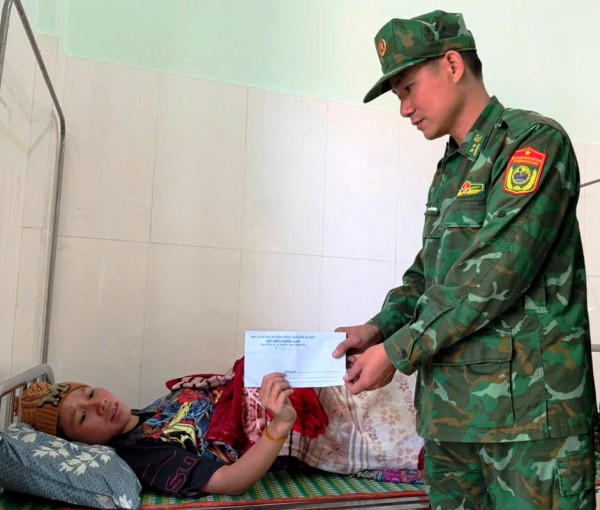 Biên phòng Đà Nẵng xuyên biên giới cứu sản phụ người Lào sinh khó
