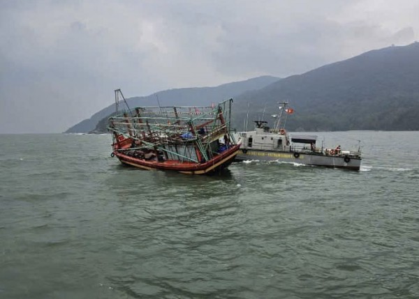 Biên phòng ứng cứu tàu cá Quảng Trị bị thủng thân ở vịnh Đà Nẵng Biên phòng ứng cứu tàu cá Quảng Trị bị thủng thân ở vịnh Đà Nẵng