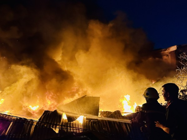 Bình Dương: Cháy dữ dội tại công ty sản xuất băng keo