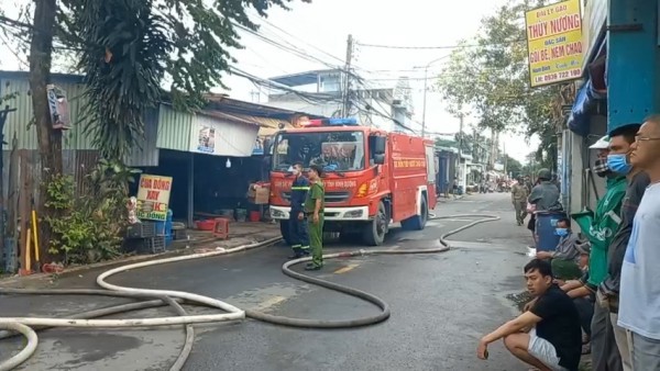 Bình Dương: Cháy vựa phế liệu lan qua quán cà phê liền kề trong khu dân cư