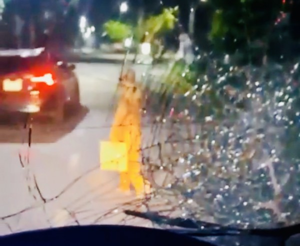 Bình Dương: Công an xác minh vụ người mặc đồ tu hành đập vỡ kính xe tải