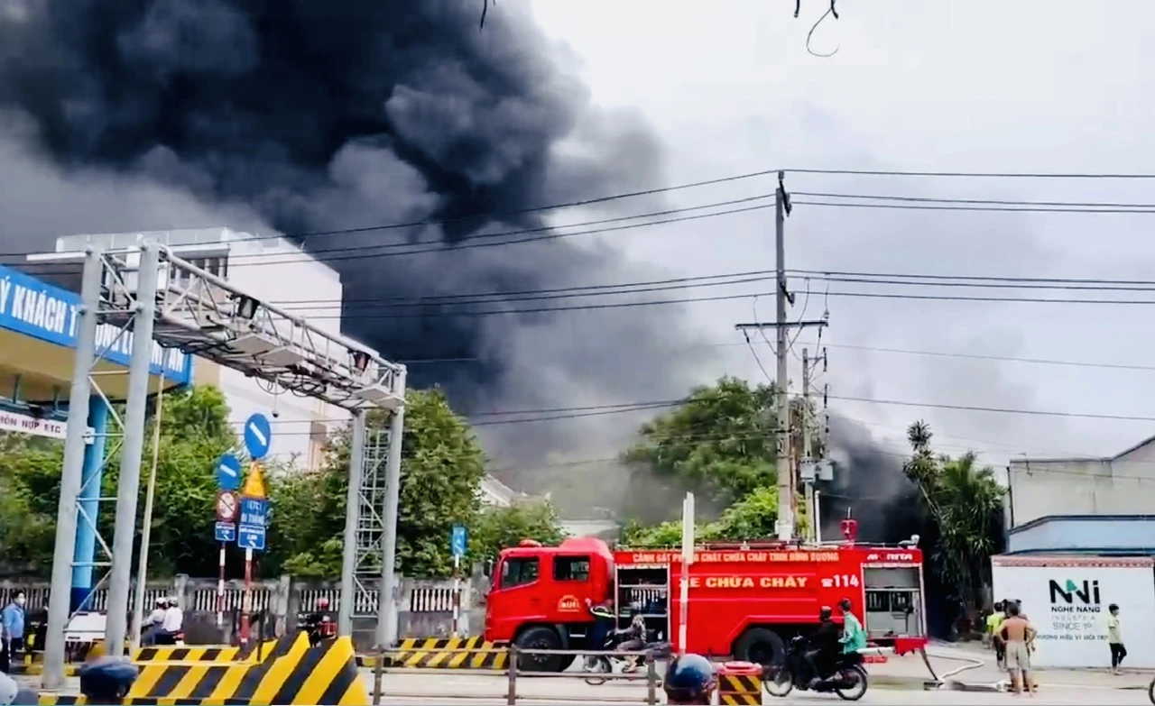 Bình Dương: Công ty đang bị đình chỉ hoạt động bốc cháy dữ dội