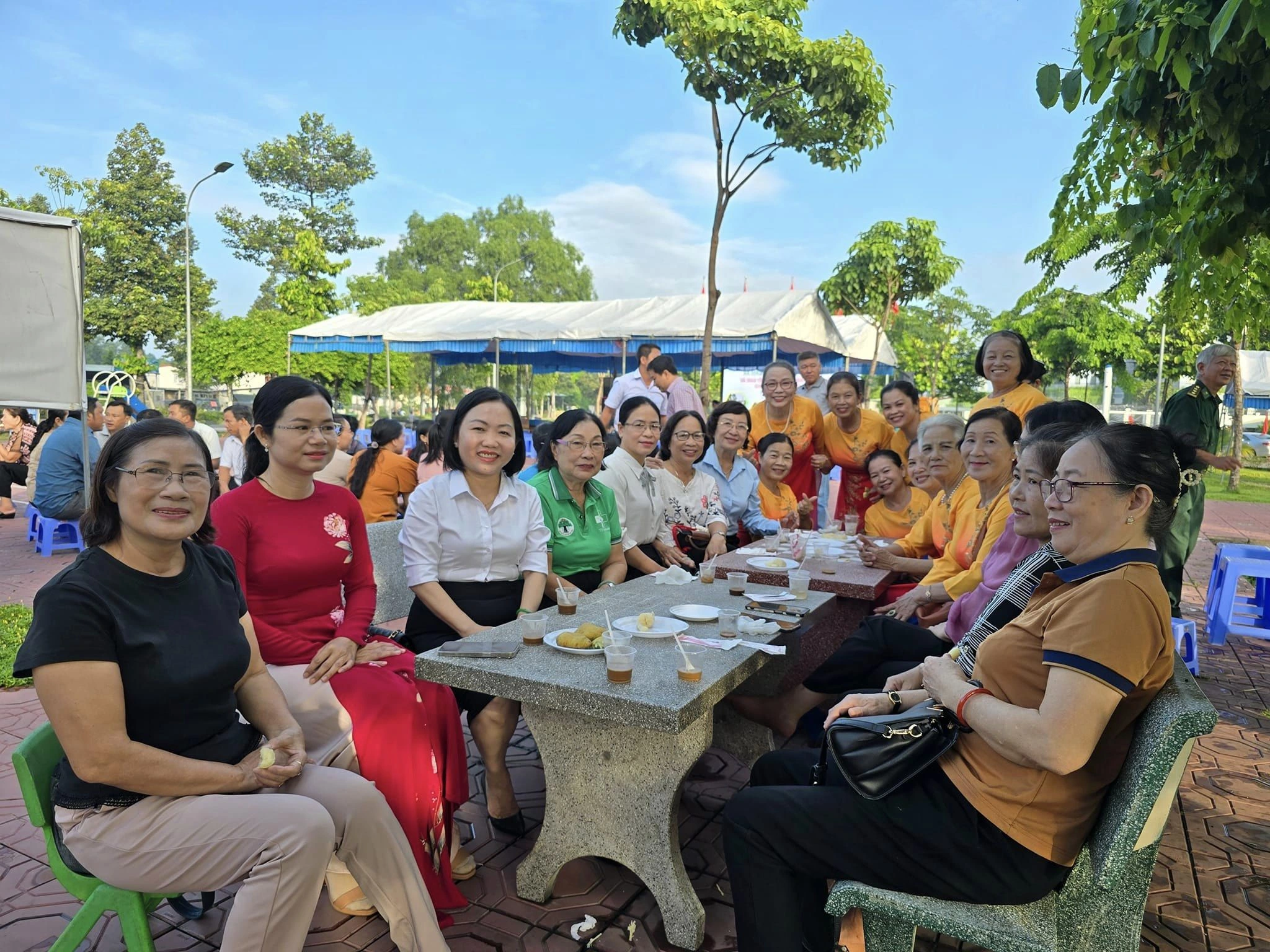 Bình Dương: Lãnh đạo uống cà phê với dân, bàn chuyện 'làm đường, xây trường...'