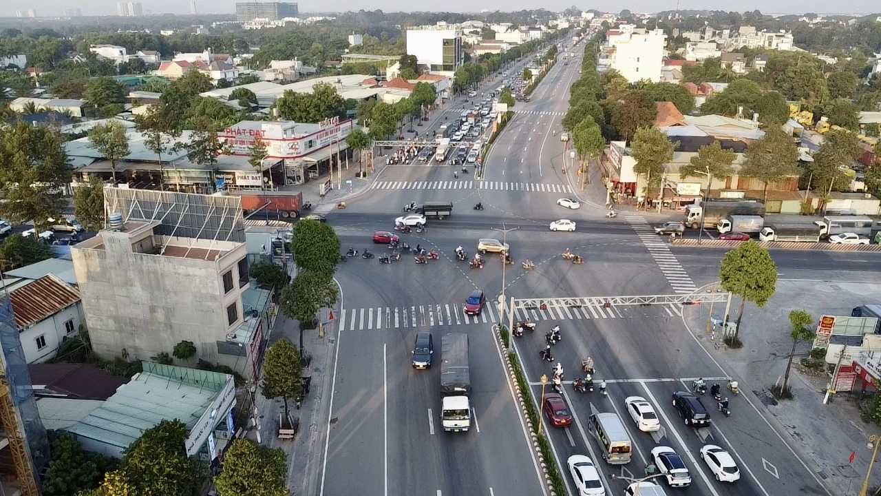 Bình Dương: Tài xế khổ sở qua ngã tư vì tín hiệu giao thông bất hợp lý