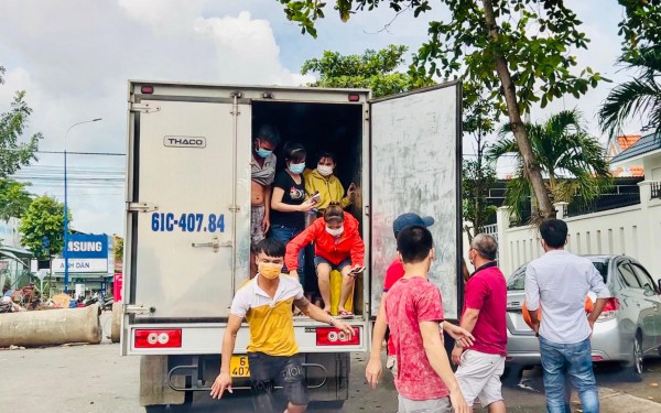 Bình Dương: Xe tải thùng kín nhồi nhét, chở trên 20 người đi tiêm vắc xin