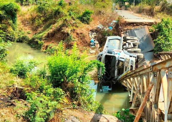 Bình Phước: Cầu Ba Ven bị sập khi xe ben chở cát đi qua