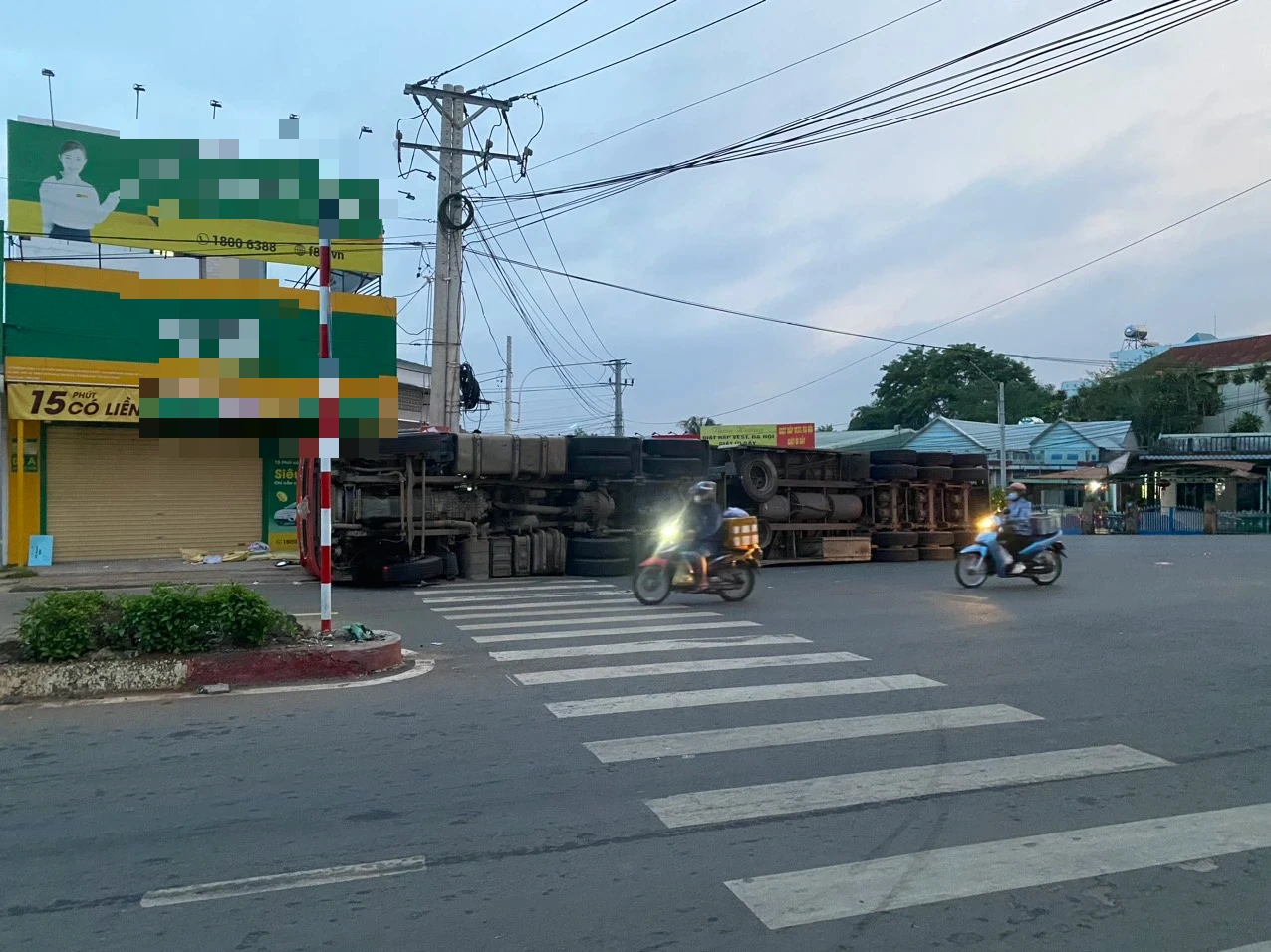 Bình Phước: Lật xe đầu kéo, hàng trăm bao phân bón đổ ra đường