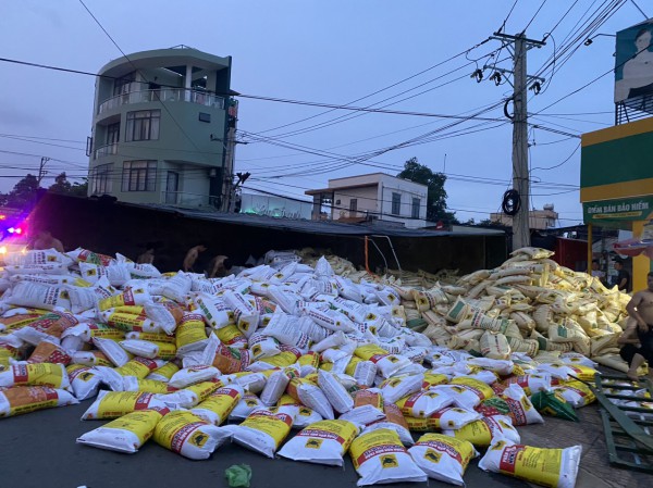Bình Phước: Lật xe đầu kéo, hàng trăm bao phân bón đổ ra đường