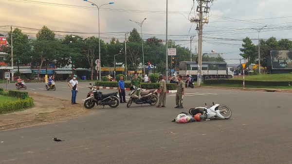 Bình Phước: Nam shipper tử vong khi xe máy va chạm container