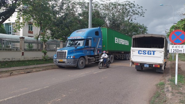 Bình Phước: Nam shipper tử vong khi xe máy va chạm container