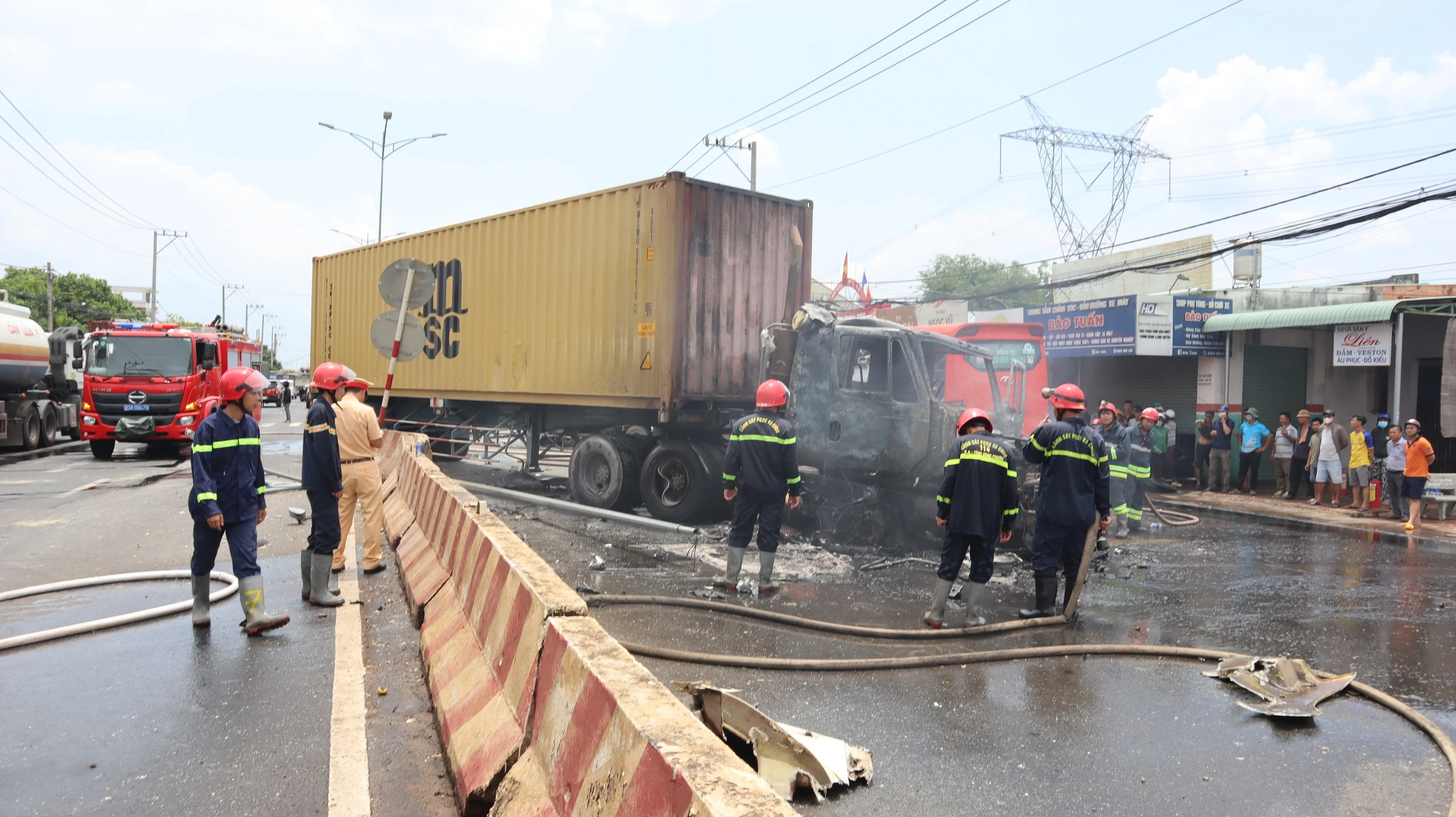 Bình Phước: Tai nạn liên hoàn khiến xe container bốc cháy, nhiều người bị thương