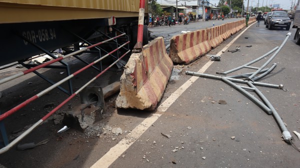 Bình Phước: Tai nạn liên hoàn khiến xe container bốc cháy, nhiều người bị thương