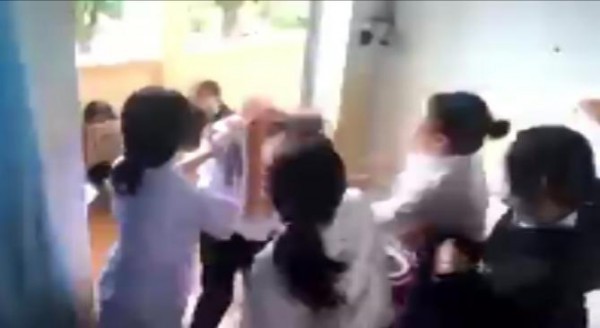 Bình Phước: Xôn xao clip học sinh lớp 7 bị đánh hội đồng trong lớp học