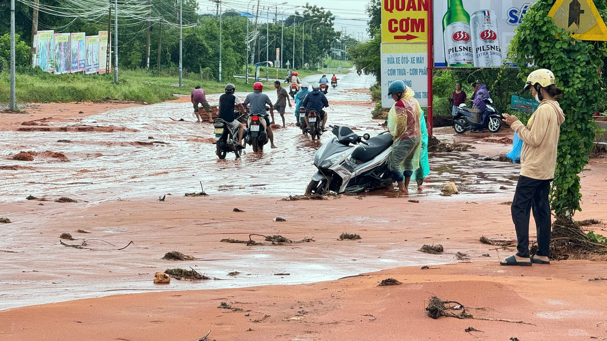 Bình Thuận: Cát lại tràn xuống đường du lịch ra Mũi Né