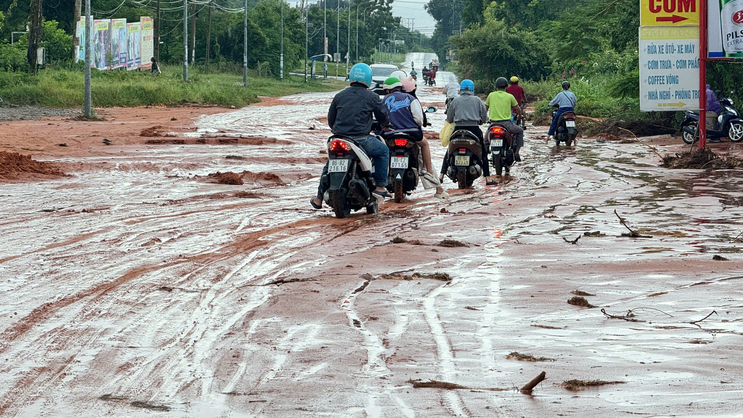 Bình Thuận: Cát lại tràn xuống đường du lịch ra Mũi Né