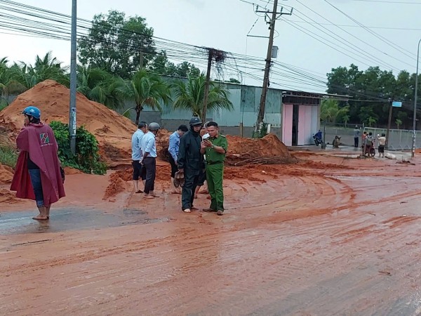 Bình Thuận: Lũ cát lại tràn xuống đường ở Mũi Né