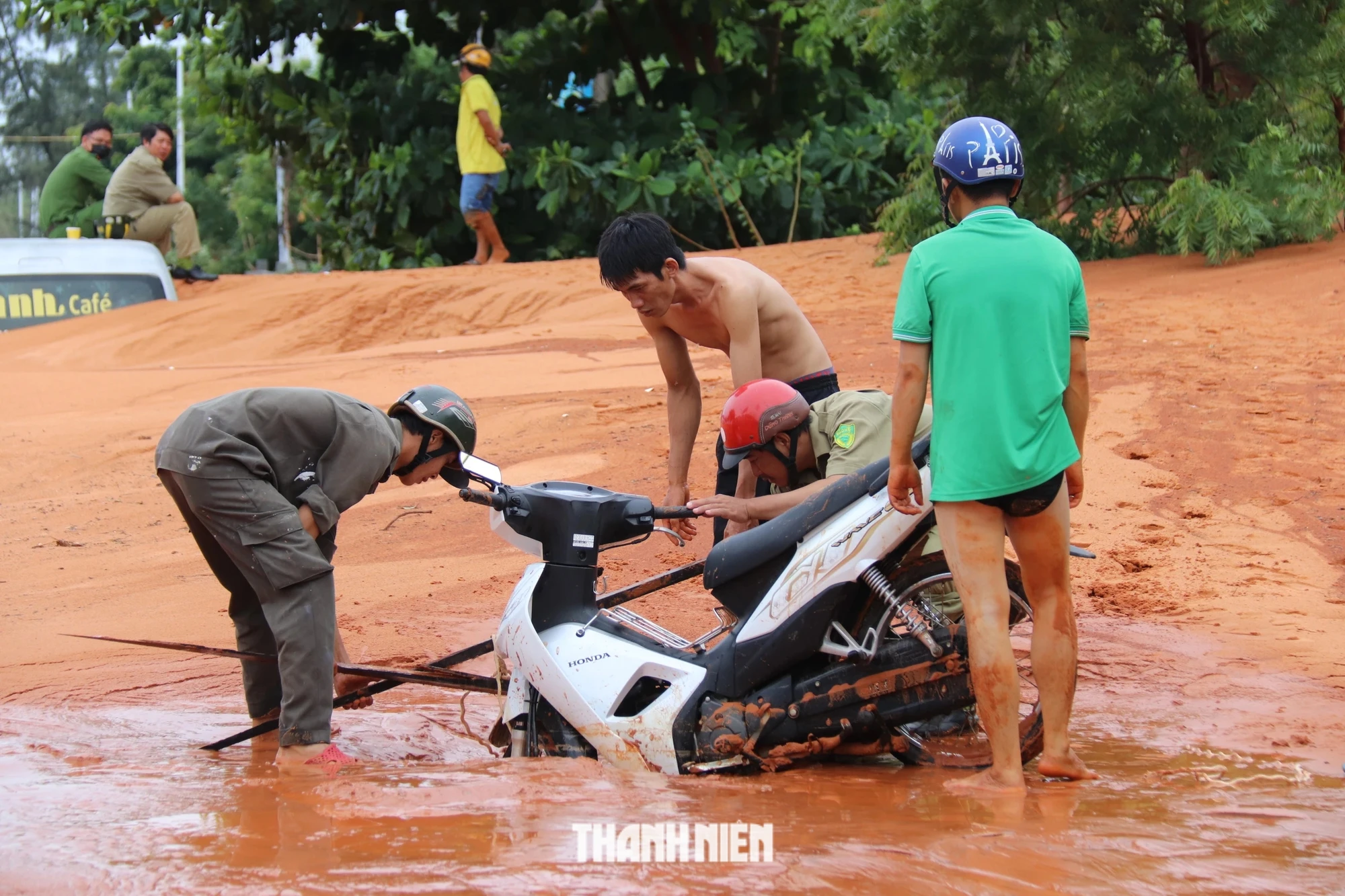 Bình Thuận: Sạt lở nghiêm trọng, tê liệt tuyến đường ven biển Mũi Né