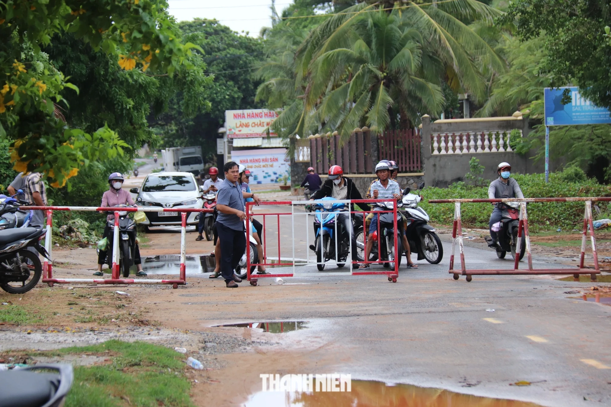 Bình Thuận: Sạt lở nghiêm trọng, tê liệt tuyến đường ven biển Mũi Né