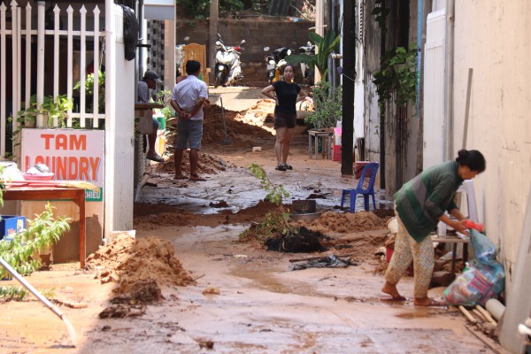 Bình Thuận: Thông xe tuyến đường ven biển Mũi Né bị cát đỏ vùi lấp