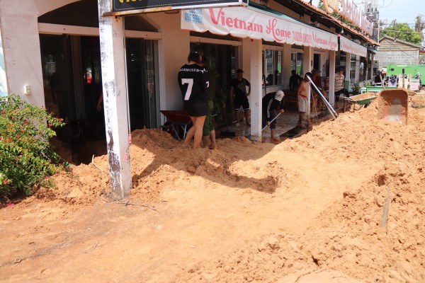 Bình Thuận: Thông xe tuyến đường ven biển Mũi Né bị cát đỏ vùi lấp