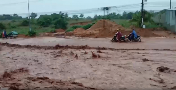 Bình Thuận: Tìm giải pháp ngăn lũ cát tràn ra đường đi Mũi Né