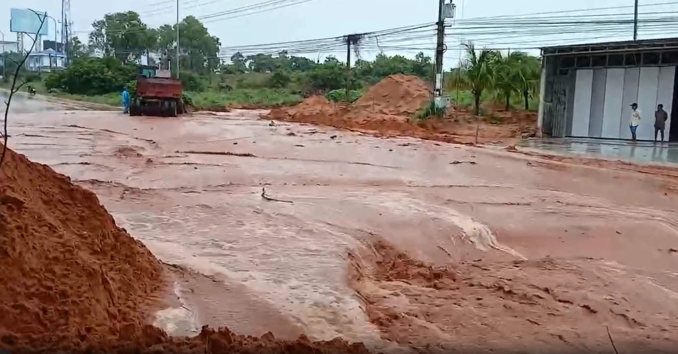 Bình Thuận: 'Điệp khúc' mưa lớn, cát tràn xối xả ra đường đi Mũi Né