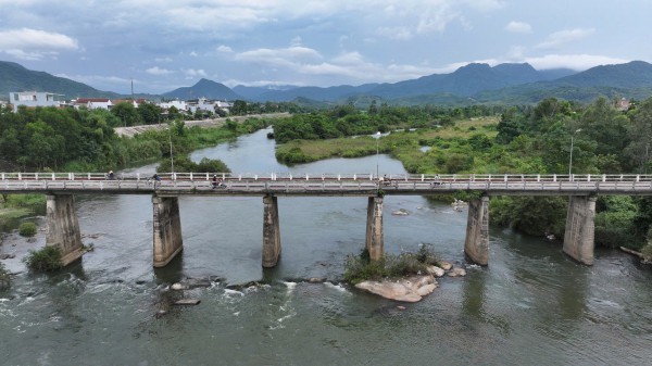 Bình Định có hàng chục cây cầu yếu và hẹp, gây nguy hiểm