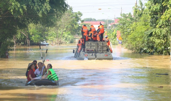 Bộ Công an đưa xe đặc chủng lội nước hỗ trợ dân vùng lụt Hà Nội Bộ Công an đưa xe đặc chủng lội nước hỗ trợ dân vùng lụt Hà Nội