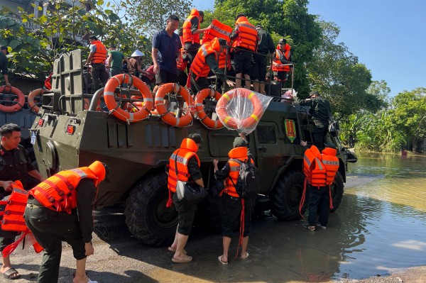 Bộ Công an đưa xe đặc chủng lội nước hỗ trợ dân vùng lụt Hà Nội Bộ Công an đưa xe đặc chủng lội nước hỗ trợ dân vùng lụt Hà Nội