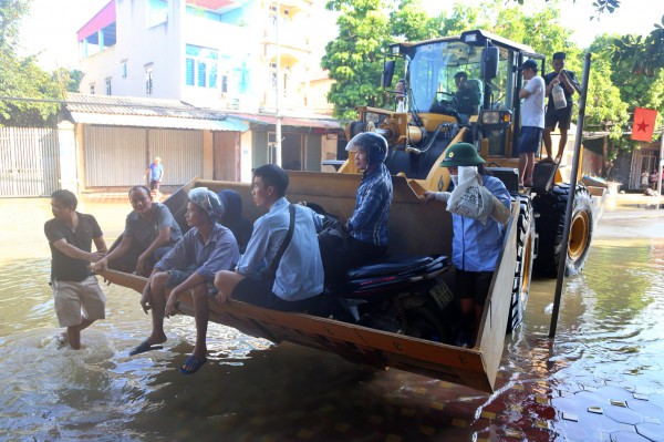 Bộ Công an đưa xe đặc chủng lội nước hỗ trợ dân vùng lụt Hà Nội Bộ Công an đưa xe đặc chủng lội nước hỗ trợ dân vùng lụt Hà Nội
