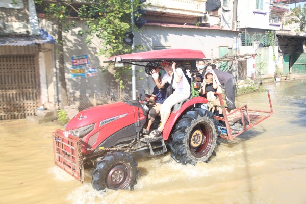 Bộ Công an đưa xe đặc chủng lội nước hỗ trợ dân vùng lụt Hà Nội Bộ Công an đưa xe đặc chủng lội nước hỗ trợ dân vùng lụt Hà Nội