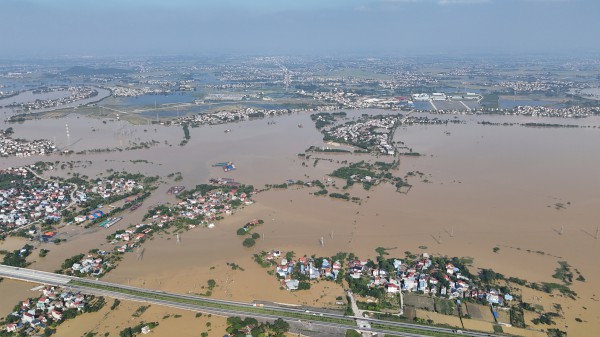Bộ Công an đưa xe đặc chủng lội nước hỗ trợ dân vùng lụt Hà Nội Bộ Công an đưa xe đặc chủng lội nước hỗ trợ dân vùng lụt Hà Nội