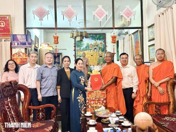 Bộ Dân tộc và Tôn giáo chúc Tết Chôl Chnăm Thmây tại chùa Candaransi 80 năm tuổi