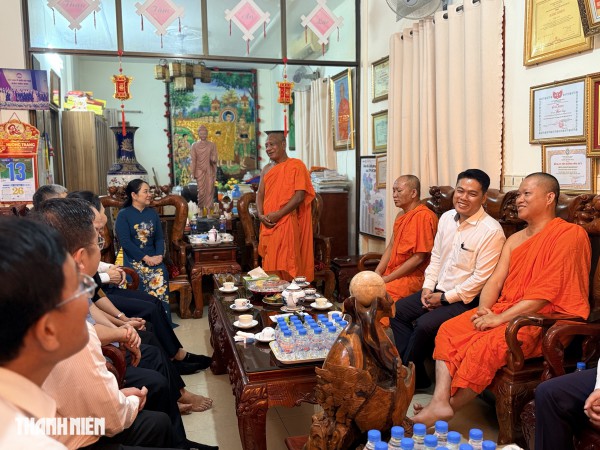 Bộ Dân tộc và Tôn giáo chúc Tết Chôl Chnăm Thmây tại chùa Candaransi 80 năm tuổi