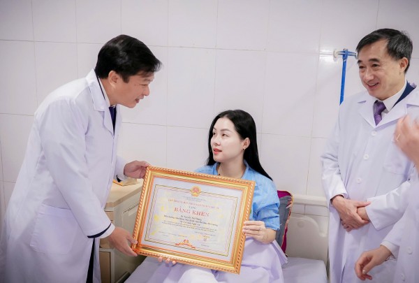 Bộ Y tế tặng bằng khen 4 điều dưỡng dũng cảm bảo vệ bệnh nhân Bộ Y tế tặng bằng khen 4 điều dưỡng dũng cảm bảo vệ bệnh nhân