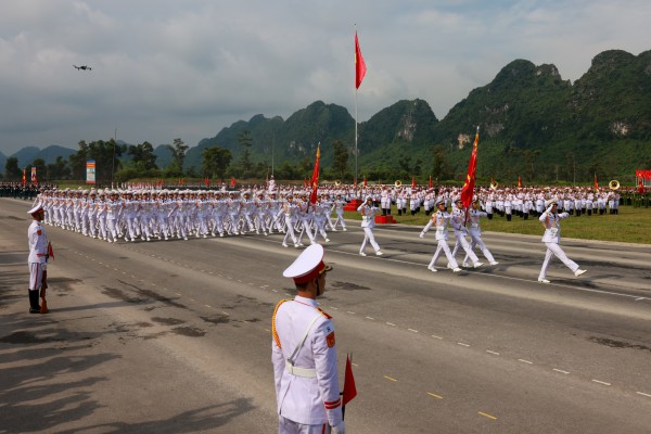 Bộ đội Hải quân luyện tập diễu binh Quốc khánh 2.9 trên bờ, dưới biển