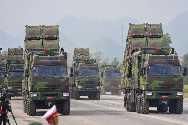 Bộ đội Hải quân luyện tập diễu binh Quốc khánh 2.9 trên bờ, dưới biển