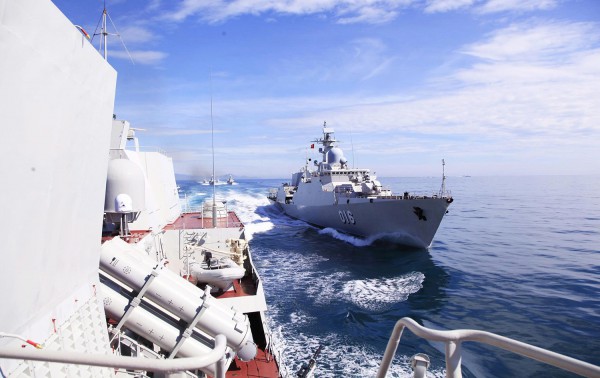 Bộ đội Hải quân luyện tập diễu binh Quốc khánh 2.9 trên bờ, dưới biển