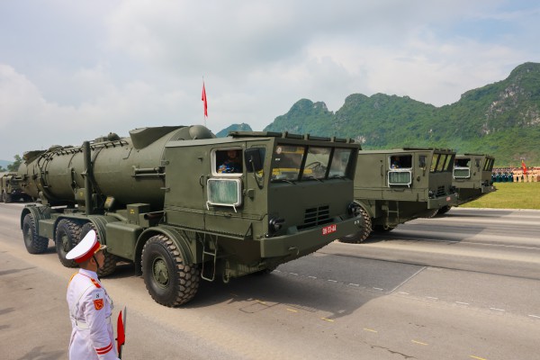 Bộ đội Hải quân luyện tập diễu binh Quốc khánh 2.9 trên bờ, dưới biển