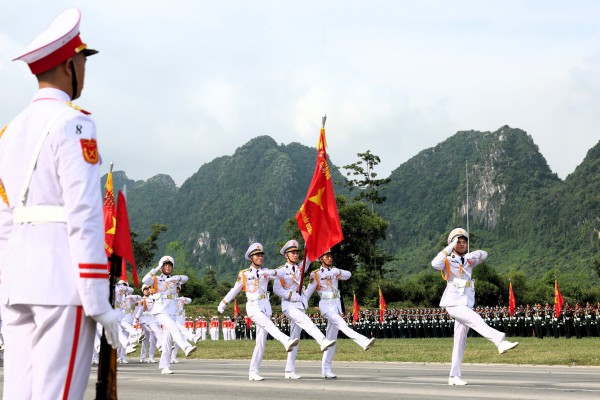 Bộ đội Hải quân luyện tập diễu binh Quốc khánh 2.9 trên bờ, dưới biển