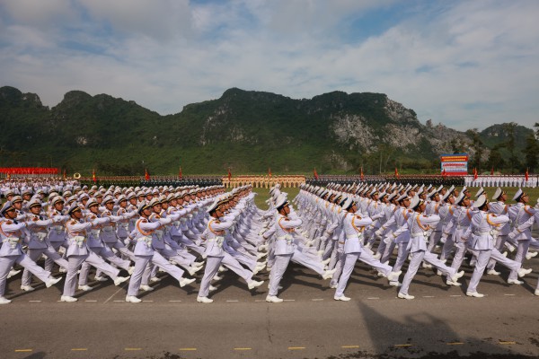 Bộ đội Hải quân luyện tập diễu binh Quốc khánh 2.9 trên bờ, dưới biển