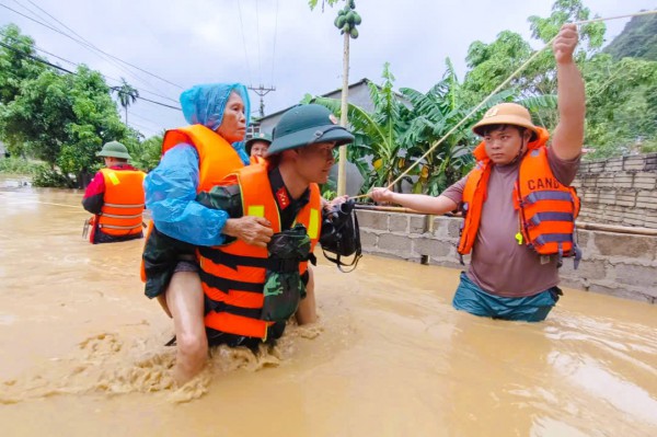 Bộ đội Sư đoàn 3 đưa dân khỏi nơi nguy hiểm do bão số 3 gây ra